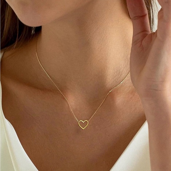 Elegant Gold Heart Pendant Necklace - Picture 3 of 3